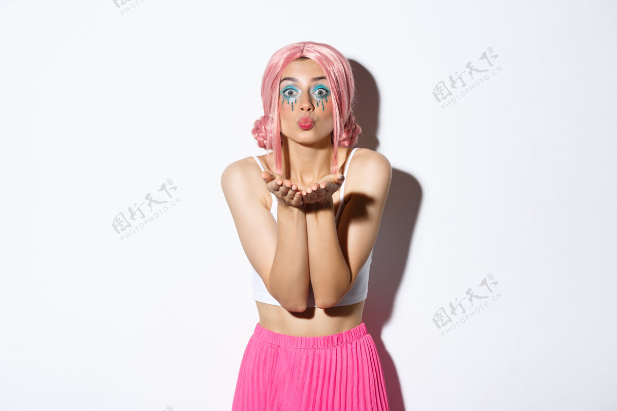 女人味画一个戴粉红色短假发的女孩魅力漂亮假发