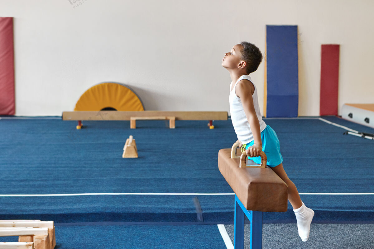 身体水平图像熟练的非洲裔美国男子体操运动员准备艺术体操比赛训练健康体操运动员