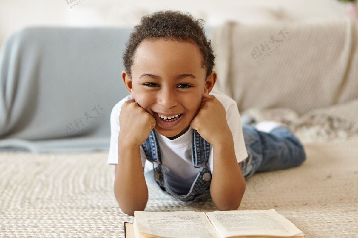 说谎小学生躺在地上 在学校图书馆看书的画像学习室内可爱