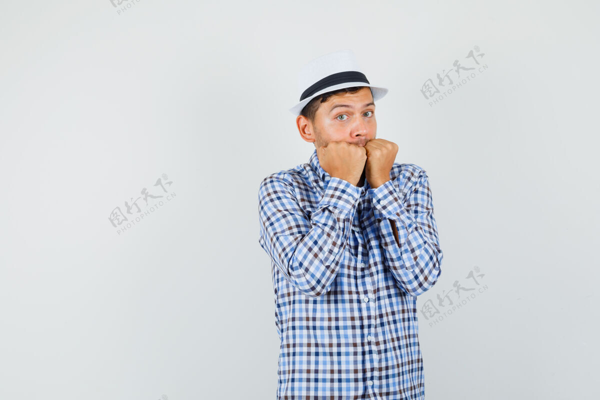 虚拟穿着格子衬衫的年轻男子脸上握着拳头表情成人模特