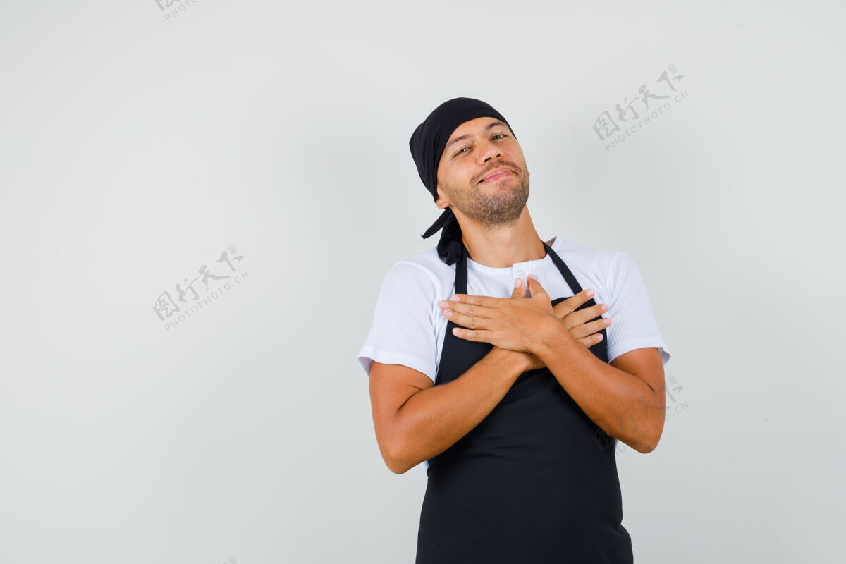 美食家面包师对t恤衫上的赞美或礼物感到满意烘焙职业男性