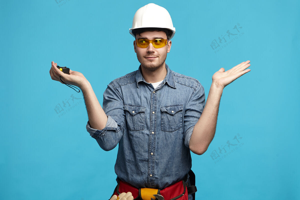 男性戴着护目镜的不知所措的年轻建筑工人的画像建筑工人胶带
