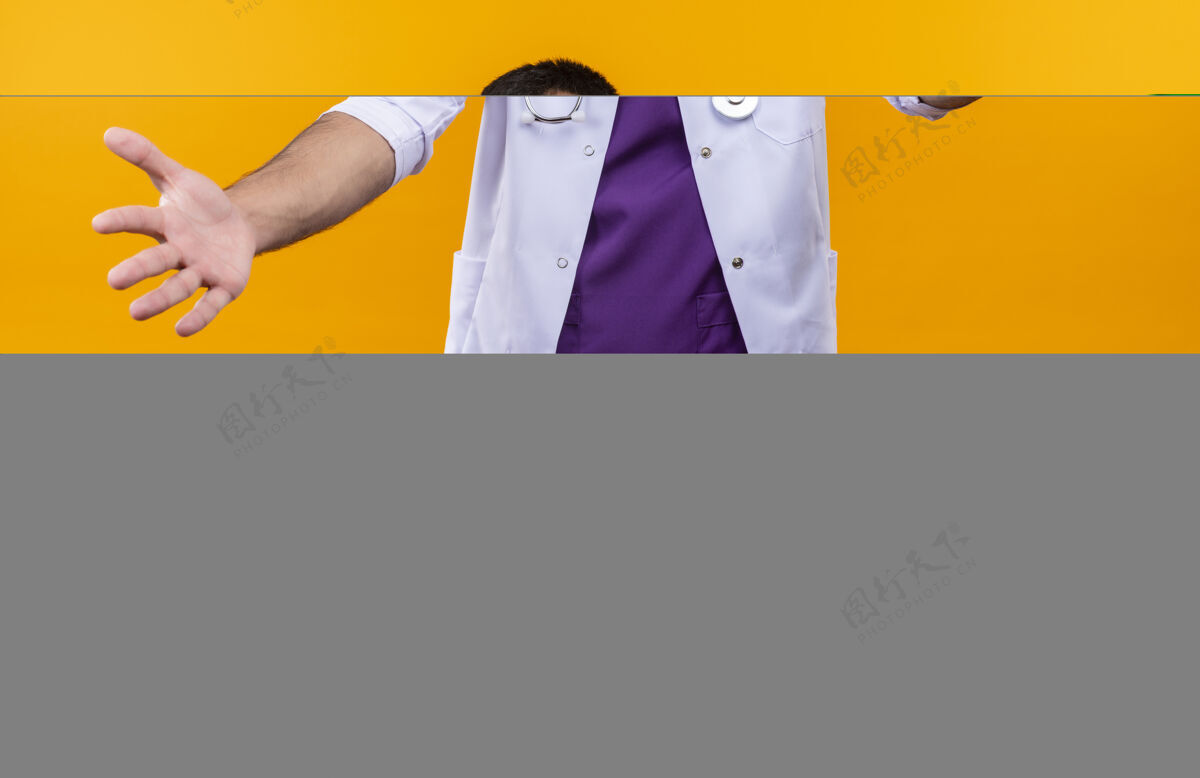 年轻微笑的年轻男医生穿着听诊器医用长袍 在孤立的黄色背景上显示尺寸微笑医疗医生