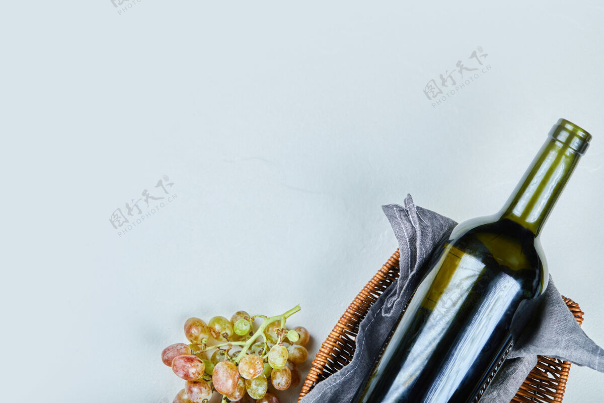 饮料一束葡萄和一瓶葡萄酒的灰色背景高品质的照片食品瓶子葡萄酒