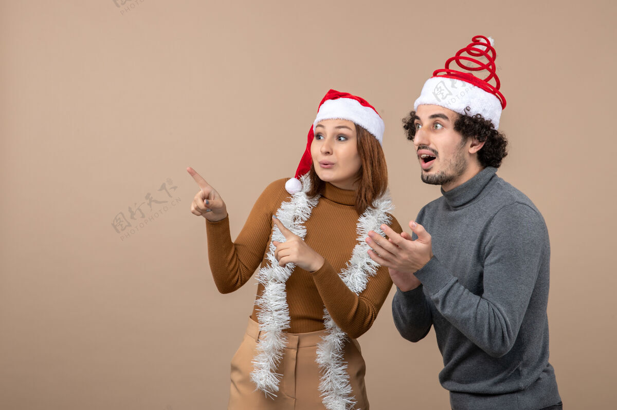兴奋圣诞心情激动酷满足可爱情侣戴红色圣诞老人帽专注帽子穿着可爱