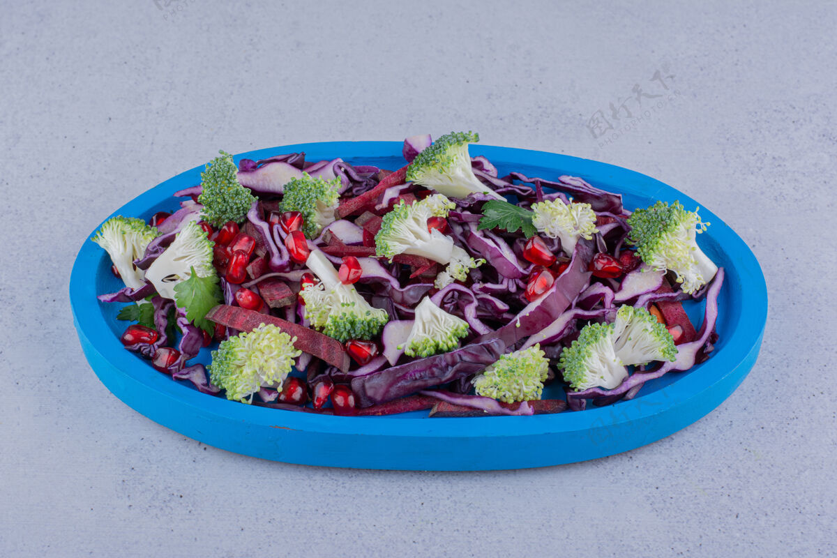 营养蔬菜沙拉配石榴假种皮 大理石背景美味红色卷心菜健康