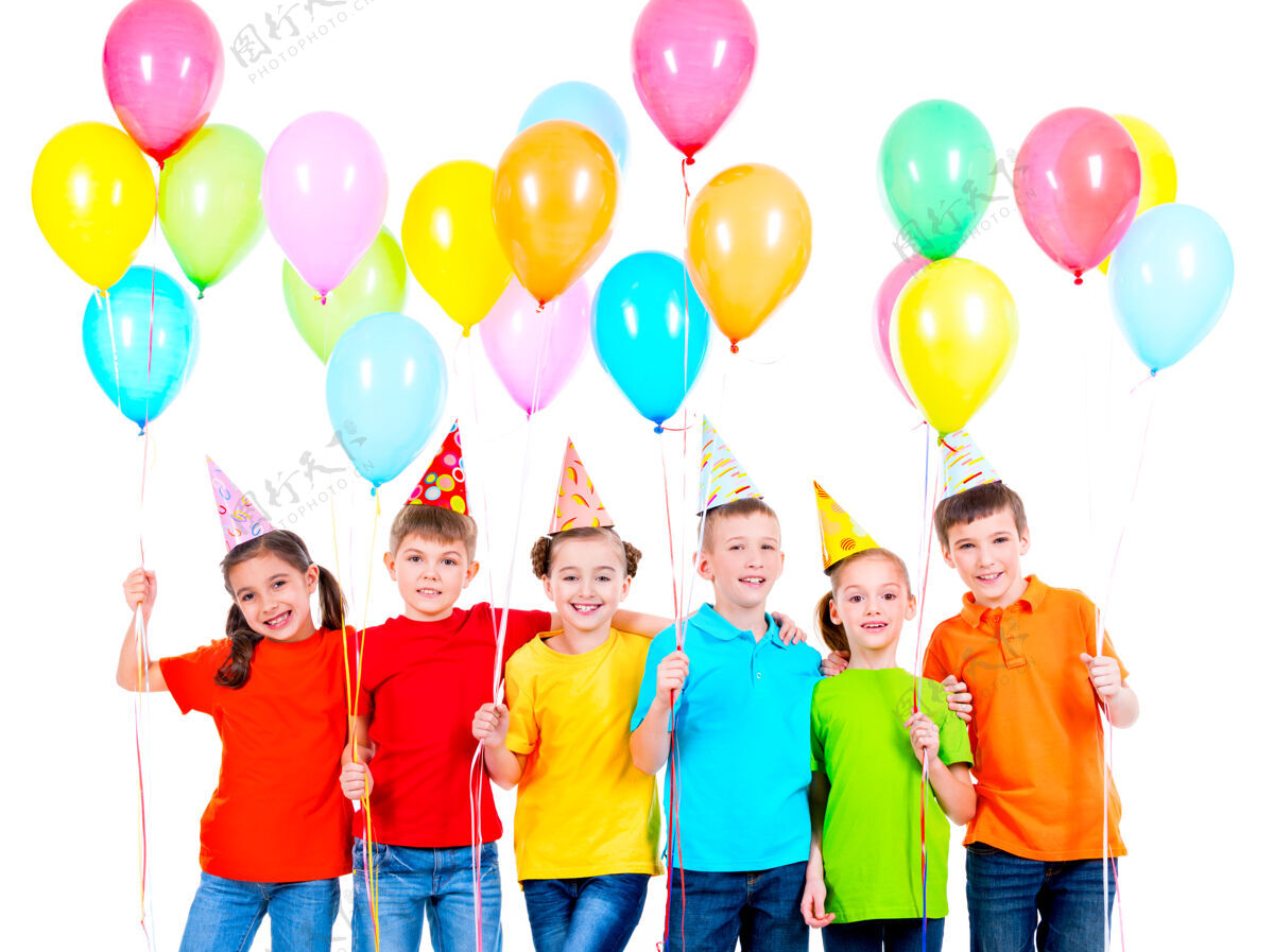 气球一群微笑的孩子穿着彩色t恤 头戴派对帽 白色背景上有气球有色小青少年
