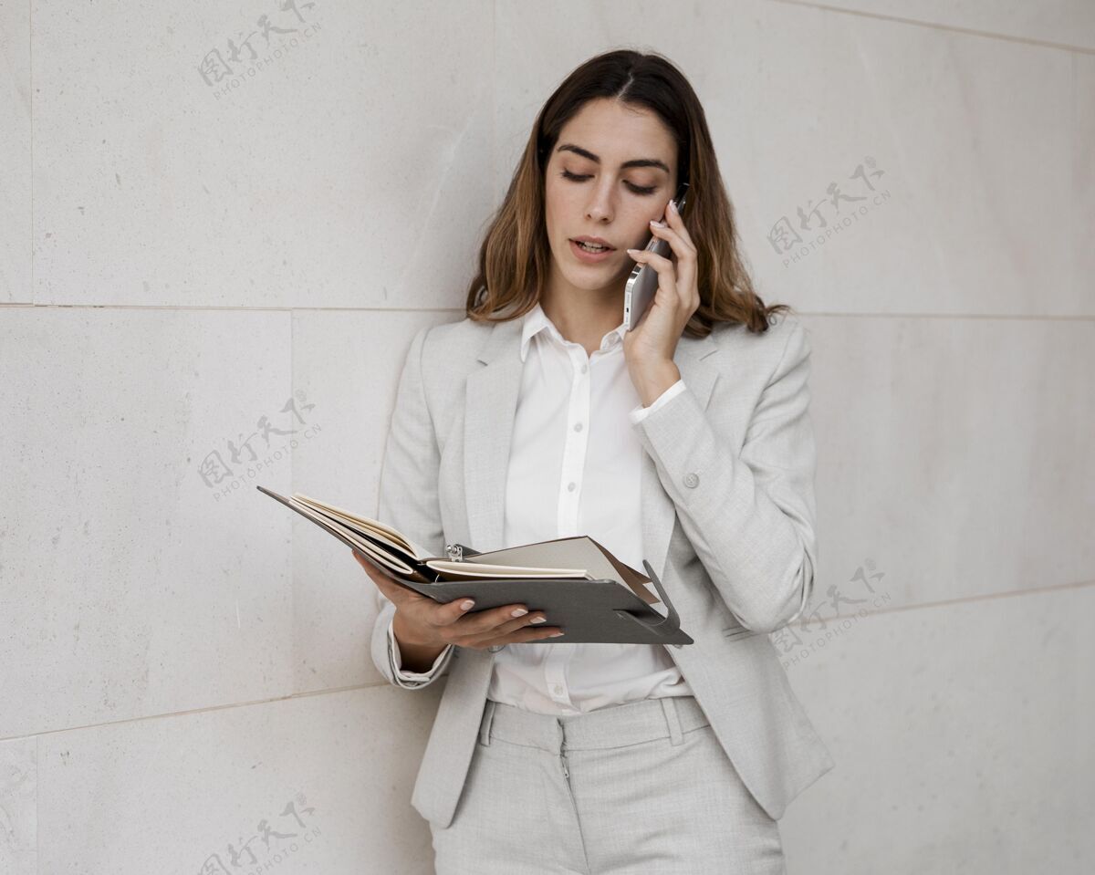 个人优雅的女商人在电话里谈论议程企业家女性女商人