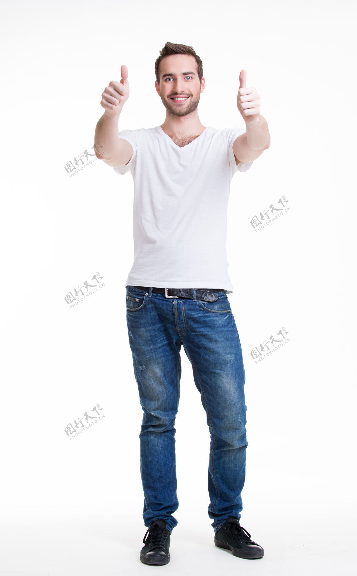 竖起大拇指年轻快乐的帅哥竖起大拇指标志着在漫不经心的成长中——孤立无援的白种人男性大拇指手势