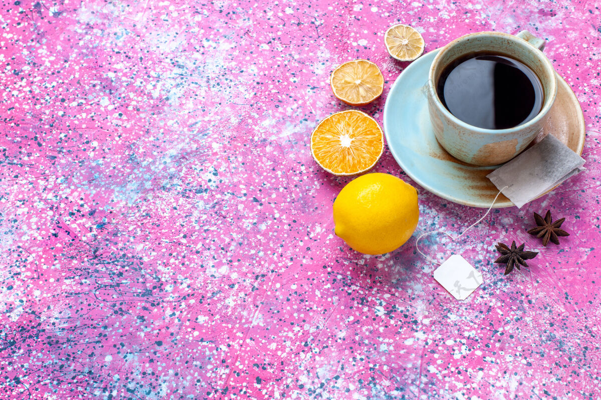 粉色在粉红色的桌子上放一杯柠檬茶 半个顶视图传统茶鸡蛋