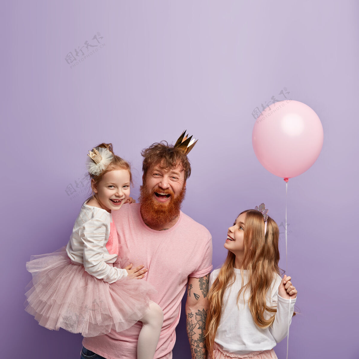 聚会垂直拍摄快乐的单身爸爸和两个女儿 庆祝父亲节 穿节日服装祝贺红发红发