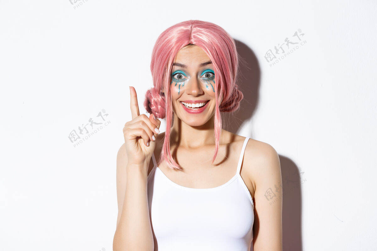 女人画一个戴粉红色短假发的女孩肖像女人女人味