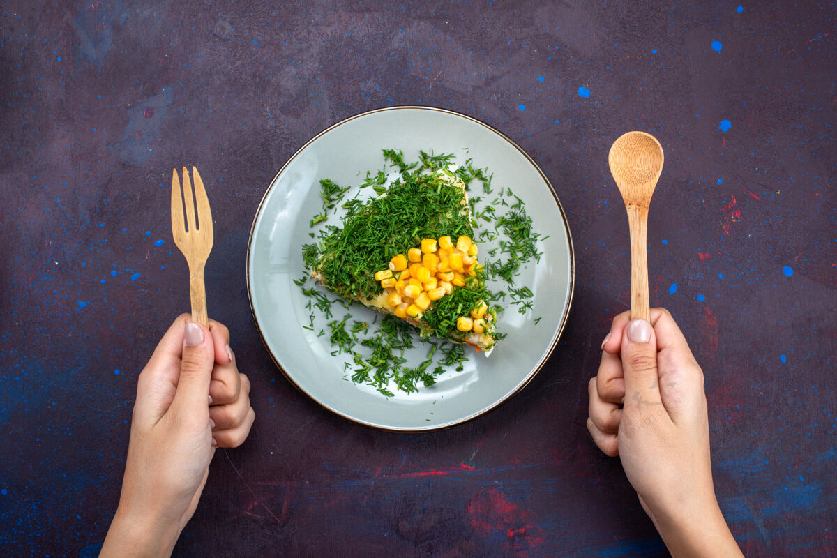 餐具俯瞰美味的沙拉 蛋黄酱 玉米 蔬菜和鸡肉放在深色的桌子上蔬菜盘子深色