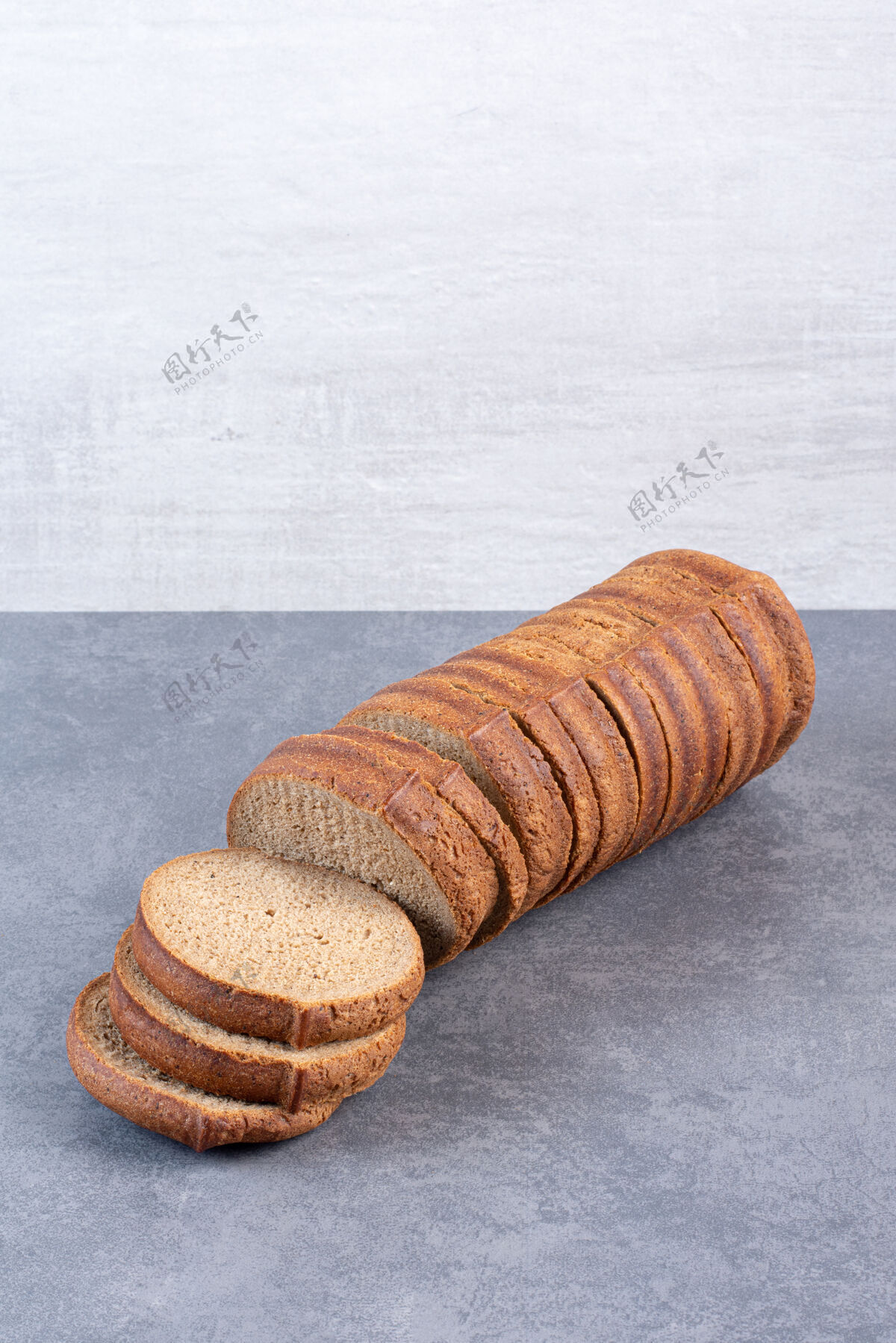 酵母一捆黑面包片放在大理石上面粉面团面包