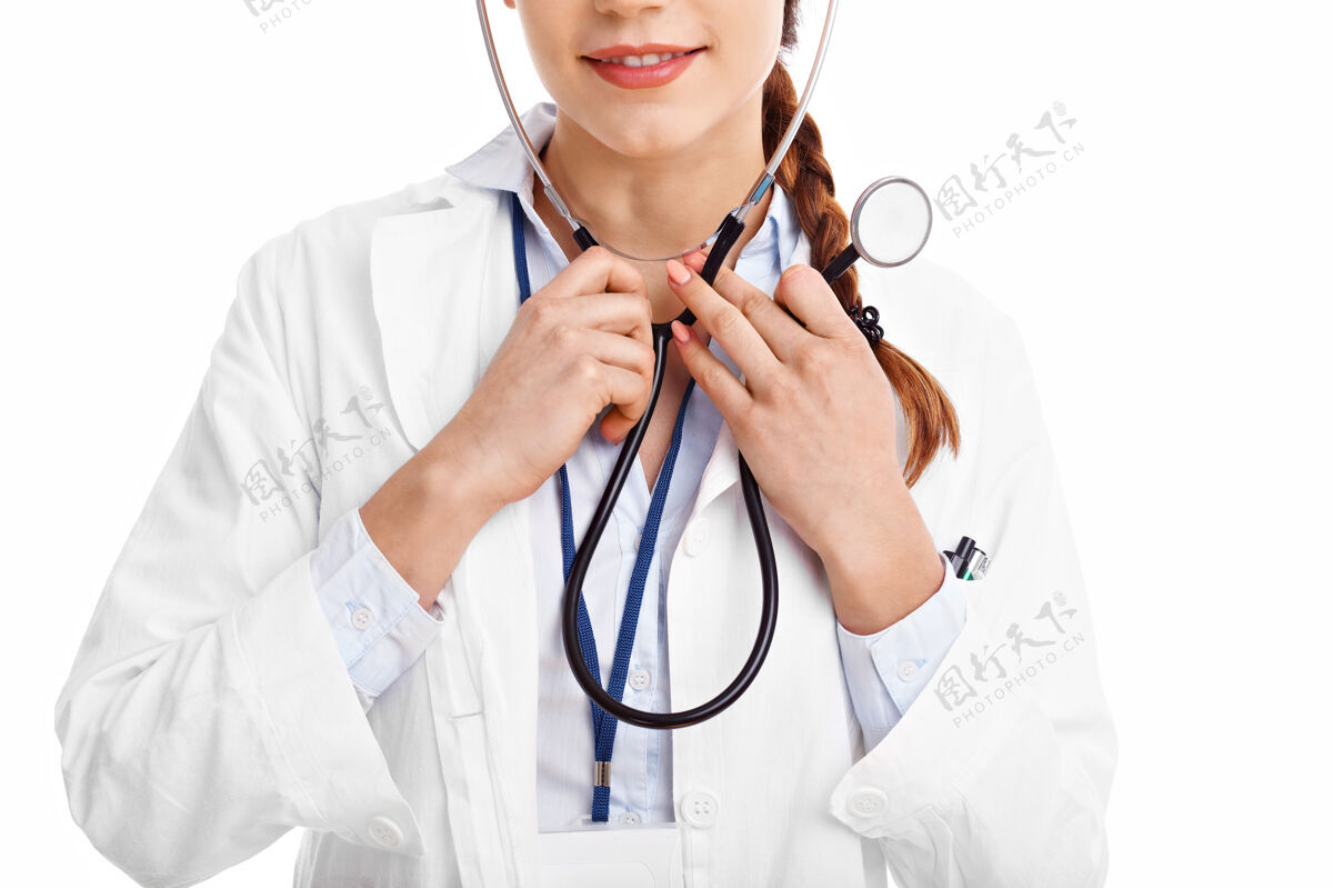 肖像女医生被隔离在白色背景下成人医生制服