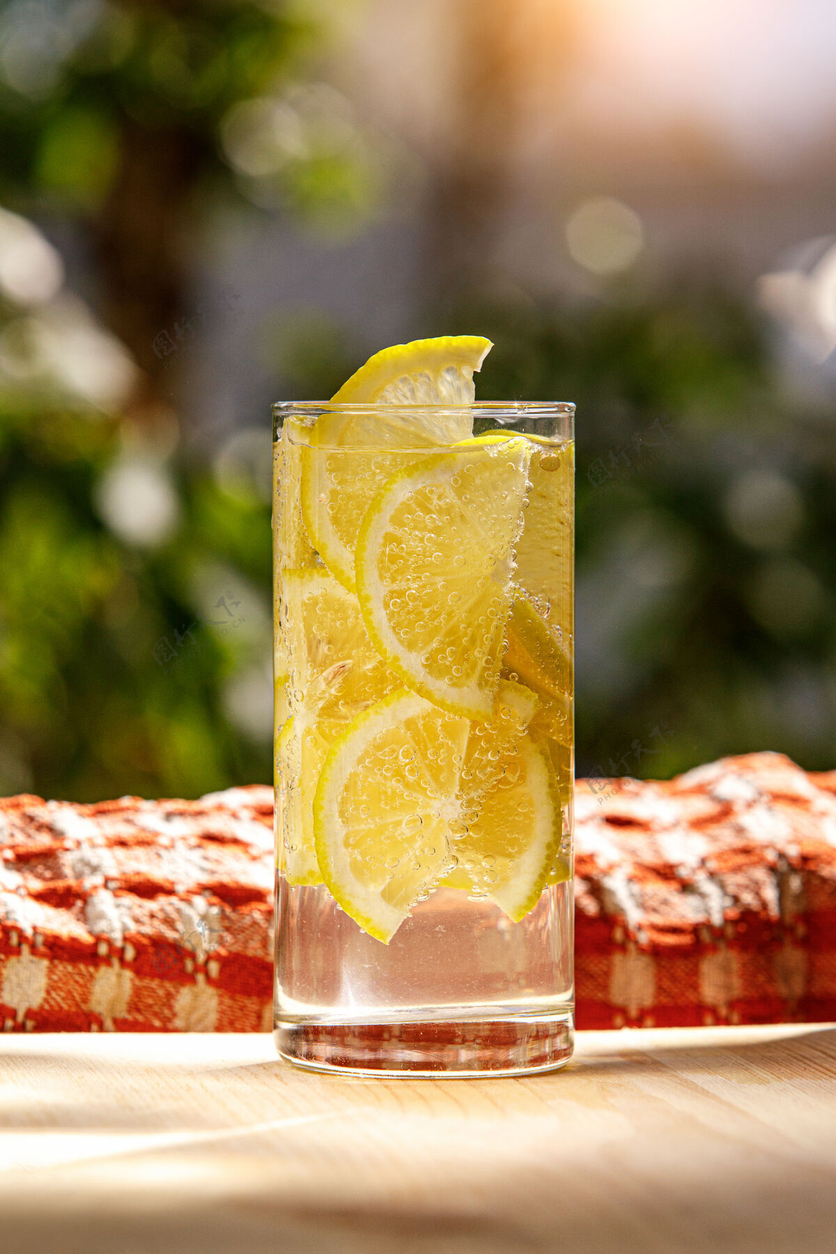 房子在阳光明媚的花园里喝一杯柠檬水新鲜水果切