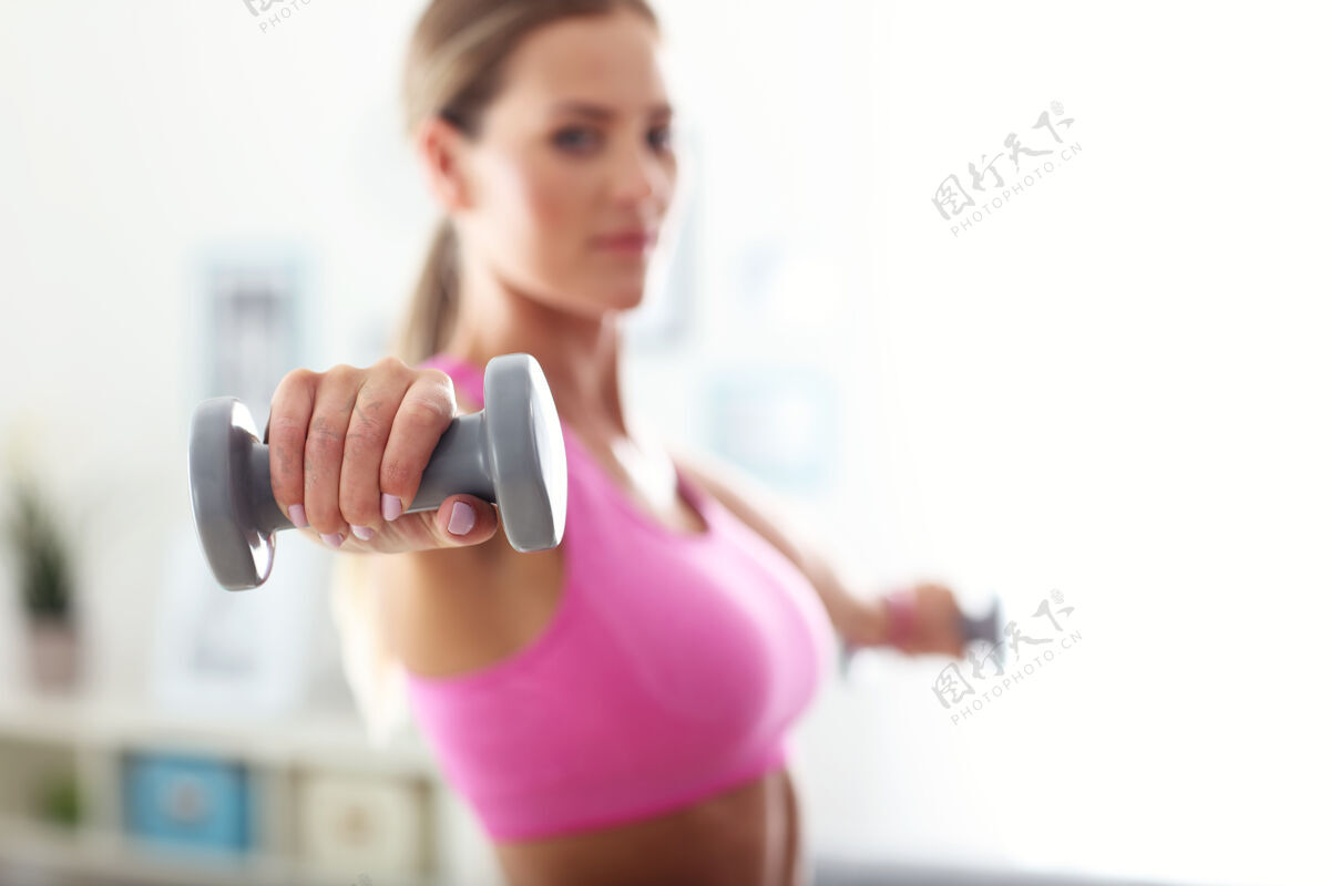 身体运动型女人在家锻炼女性健身肌肉