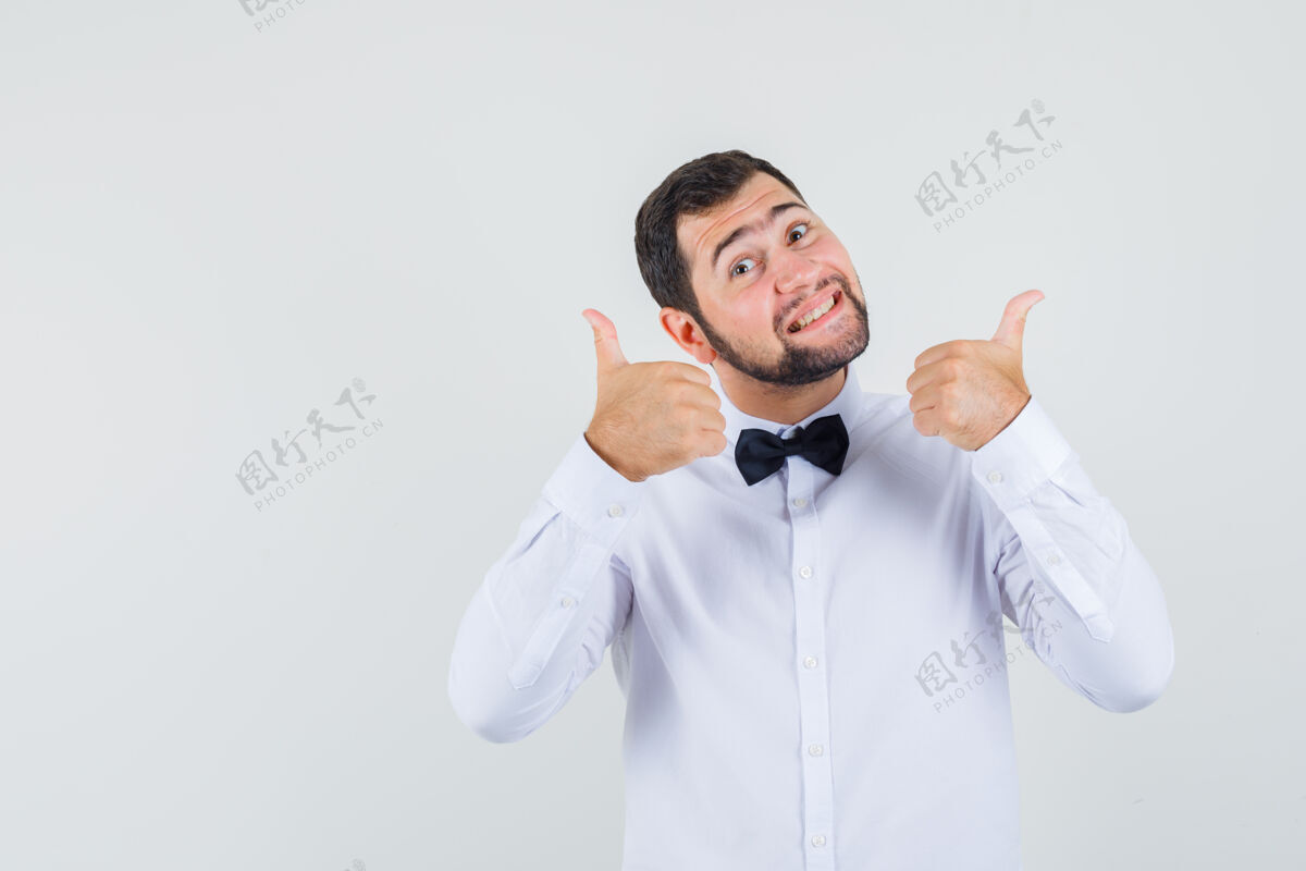 男人身穿白衬衫的年轻男子向上竖起大拇指 看上去很高兴正面图自信帅气人