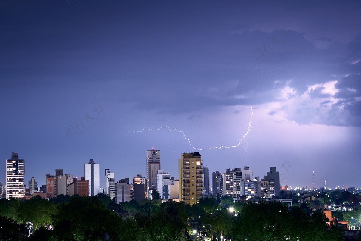 闪电闪电击中城市天际线的镜头光明光云