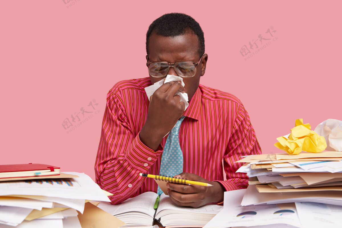 铅笔人 工作 疾病概念过敏性黑皮肤男性使用组织 流鼻涕 生病 学习文档感冒流感手帕