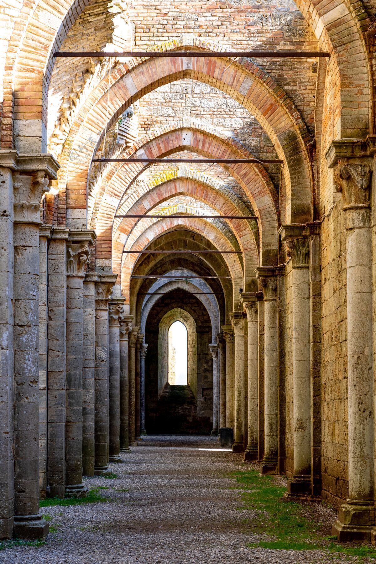 基督教意大利白天阳光下圣加尔加诺修道院的垂直照片修道院城市建筑