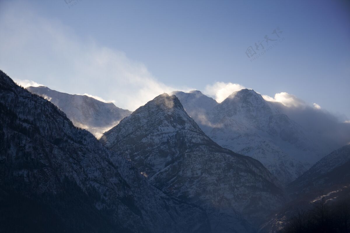 雾冬天落基山脉被雪和雾覆盖的剪影冬天阿尔卑斯山自然