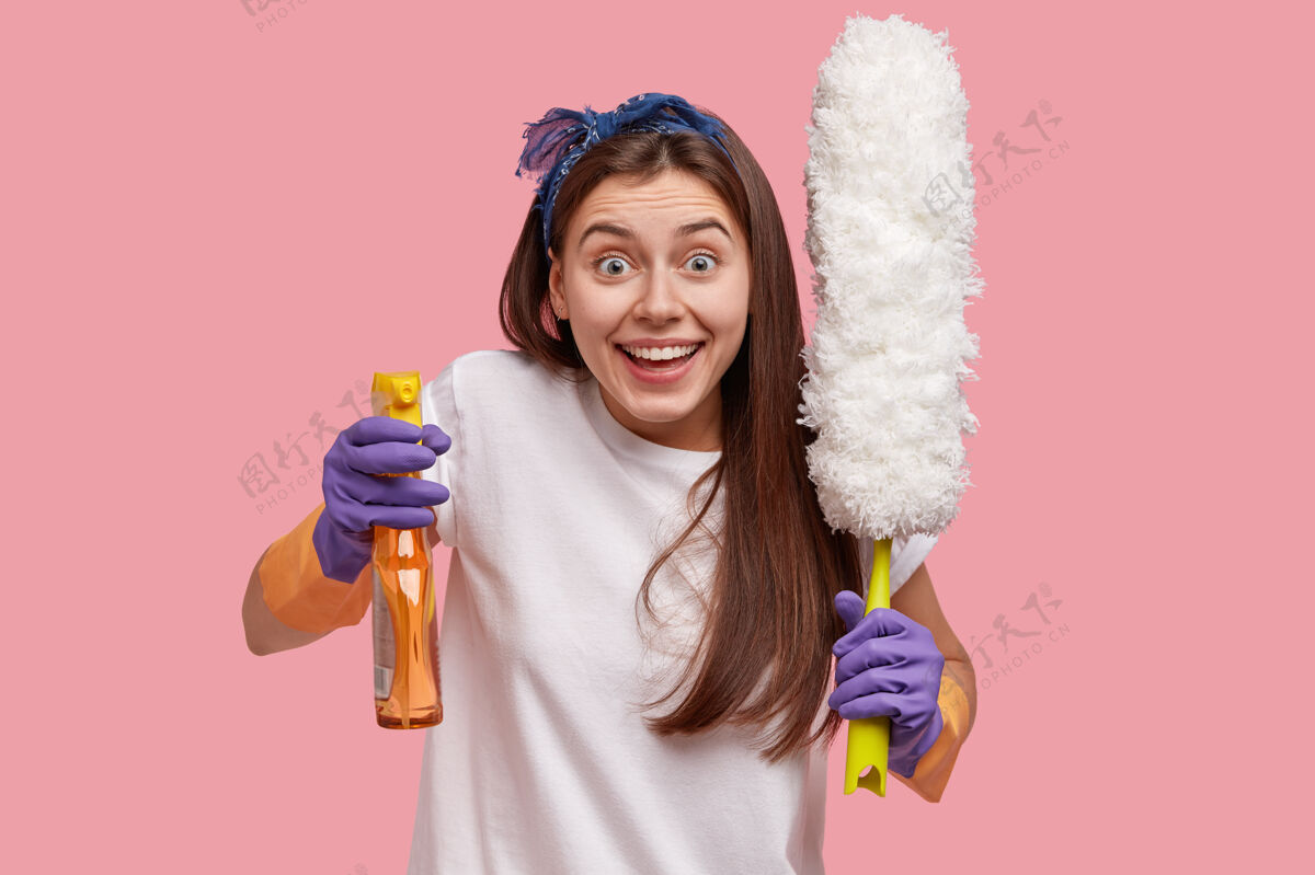 使用积极的女佣或管家拿着清洁剂和刷子 穿着休闲服 清洁灰尘 使用清洁剂 看起来积极清洁清洁剂卫生