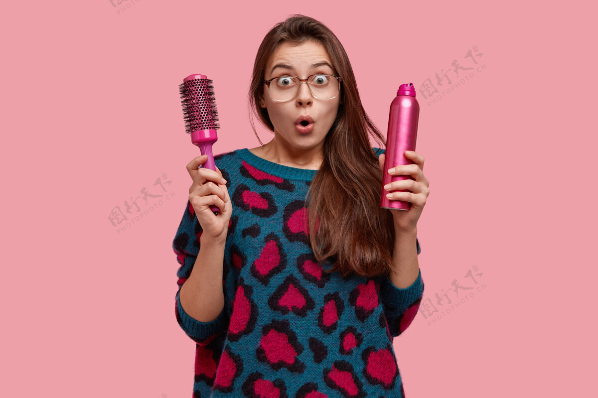 发型在美容院里 一个情绪激动的女人被新发型惊呆了 睁大了眼睛盯着她 穿着有粉色污渍的毛衣震惊困惑发型