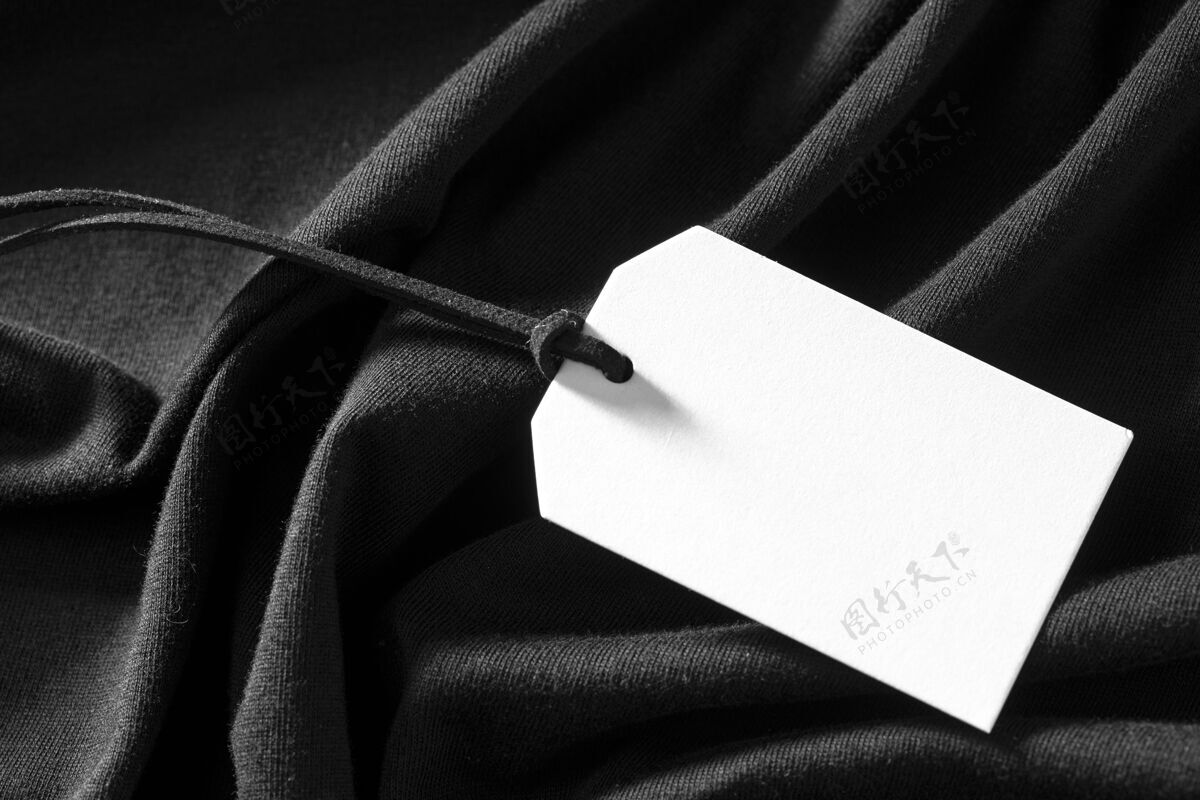 优惠券黑色柔软面料上的服装标签模型徽章销售纸板