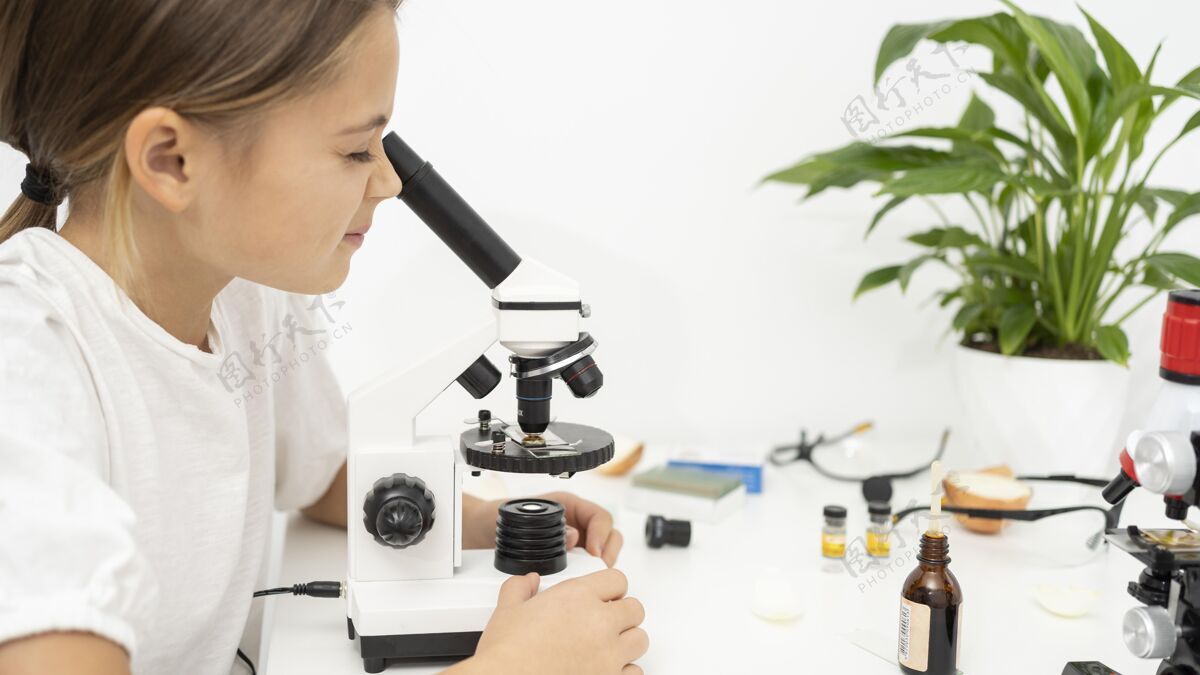 学习女孩在看显微镜实验研究学习