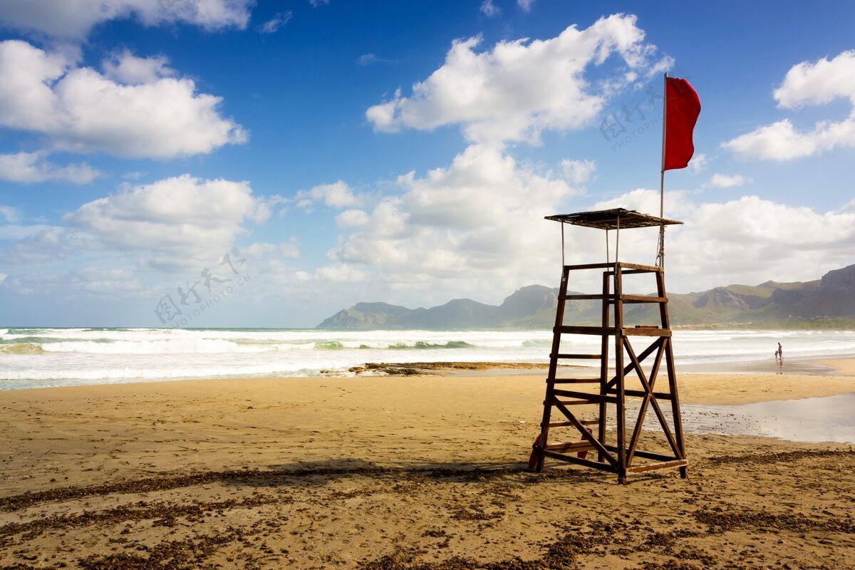 山马洛卡海滩救生员座位上挂着红旗的美丽照片天堂阳光湖