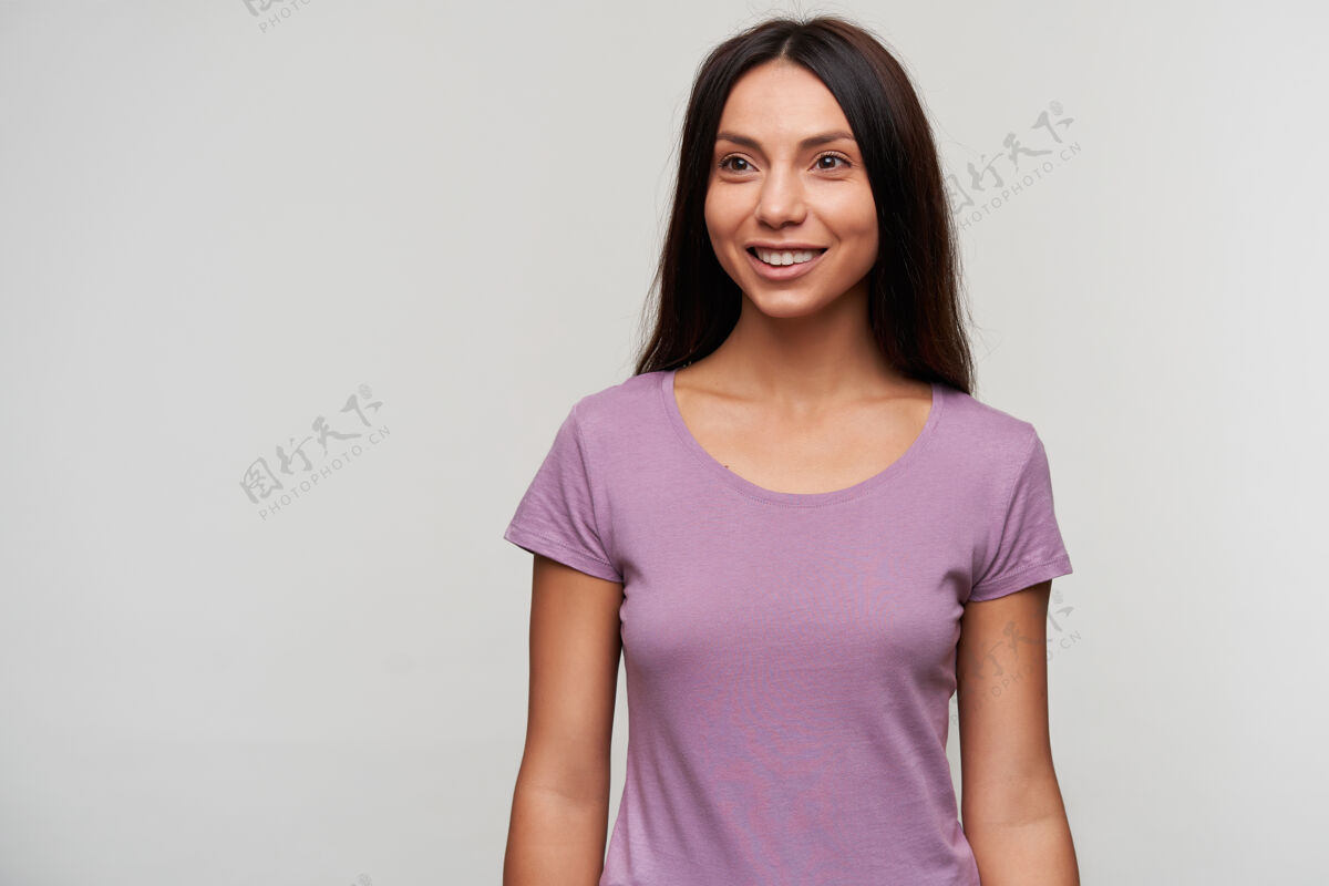 女性年轻开朗的黑发女性的肖像 真诚地微笑着 一边看一边 手放下来 一边穿着紫色t恤发型衣服棕色头发