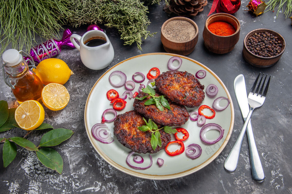 沙拉顶视图美味肉排与调味品浅灰色地板上的餐照片菜调味品午餐菜肴