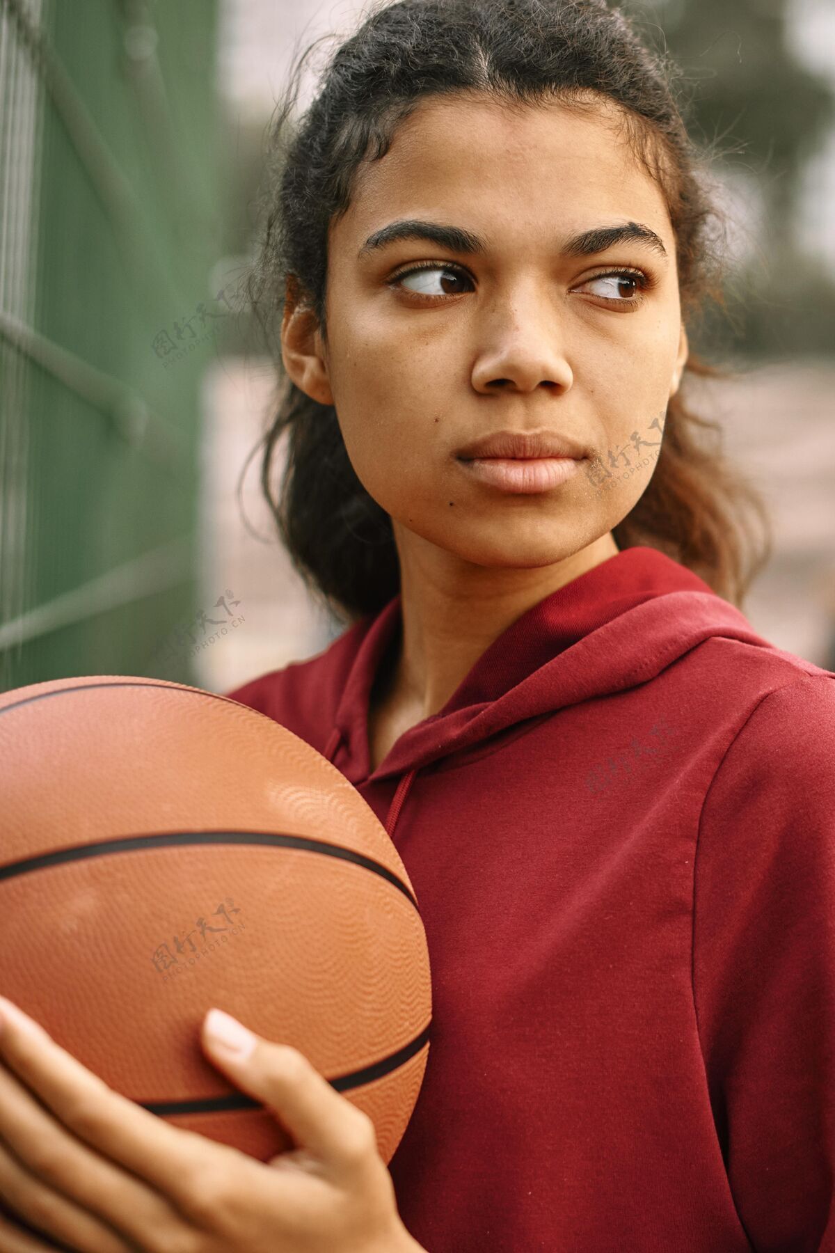成功严肃的美国黑人女子打篮球运动装比赛女子