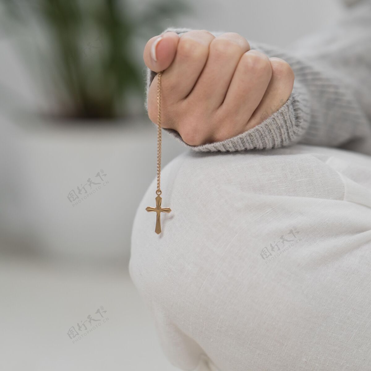 女人手持十字架项链的女人的正面图信仰虔诚信条