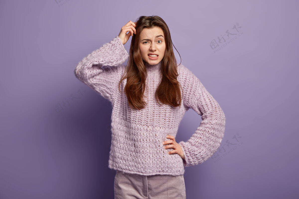 女人穿紫色毛衣的年轻女子毛衣人成人